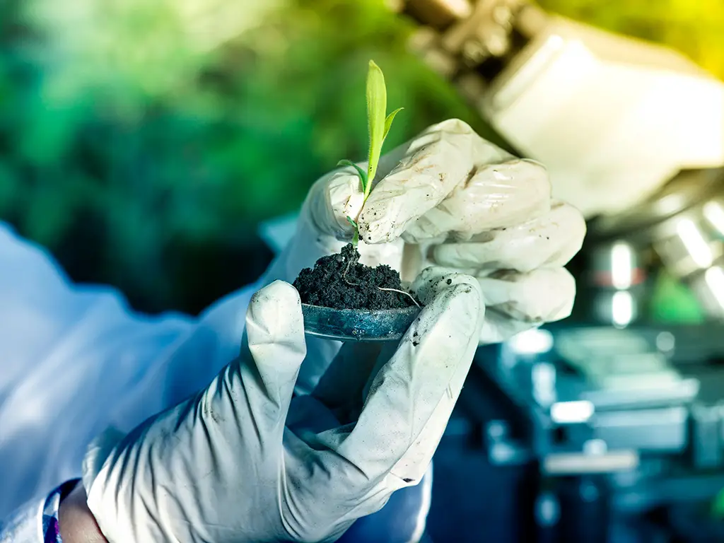 Cientista analisando bioinsumos em laboratório, representando o crescimento do setor e sua importância para a agricultura sustentável.