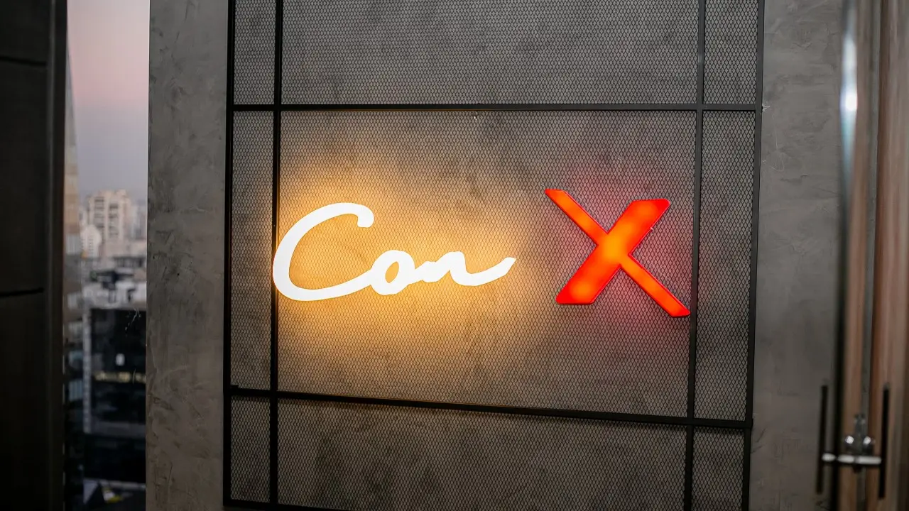 Arte de destaque ConX no Consórcio Santander referente a março de 2025. Imagem com fundo preto marmorizado, logotipo do Santander no topo, a palavra ‘DESTAQUES’ centralizada em branco, e o texto de agradecimento pelo desempenho da equipe no rodapé.”